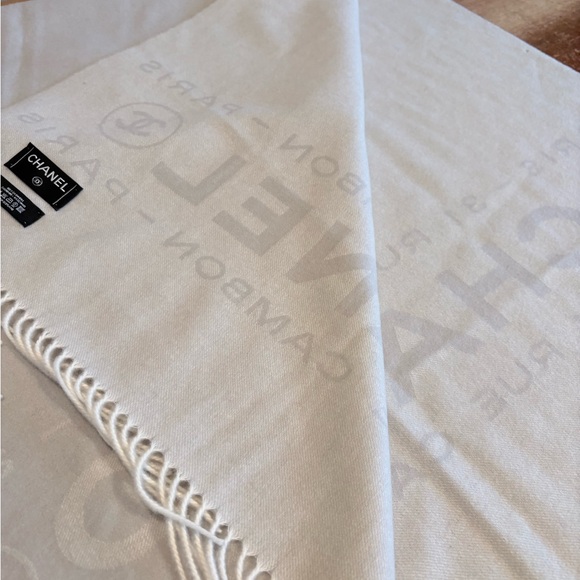 Authentic CHANEL Ivory and Grey Paris- 31 Rue Cambon Large Cashmere Scarf - Picture 8 of 10